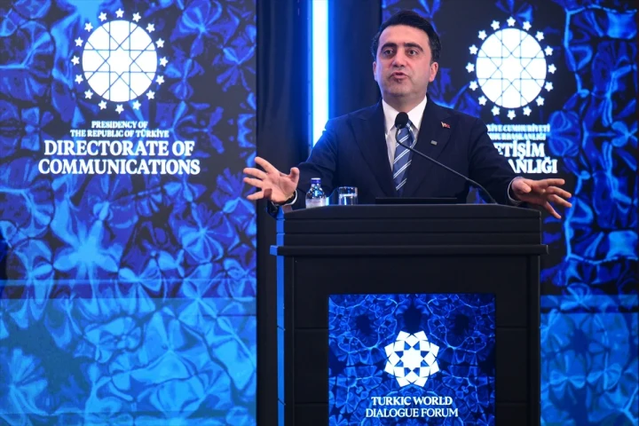 YTB Başkanı Abdulhadi Turus, Türk Dünyası Diyalog Forumu panelinde kürsüde konuşuyor
