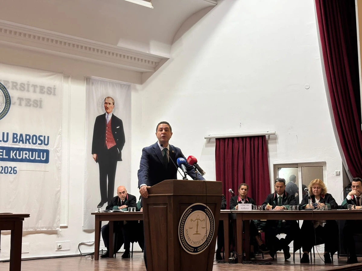 Yücel Bulut Ankara 2 No’lu Barosu genel kurulunda kürsüde konuşuyor
