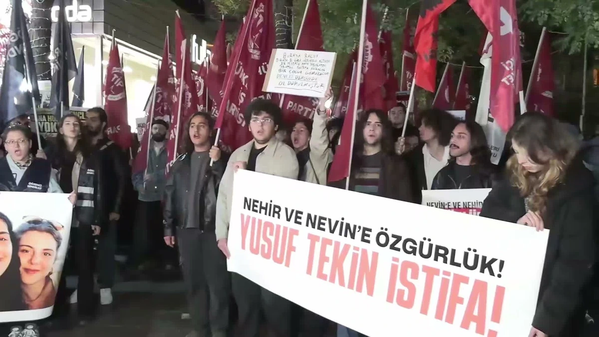 Öğrenciler, Yusuf Tekin’in istifasını ve Nehir ile Nevin’in özgürlüğünü talep eden pankartlarla protesto düzenliyor.