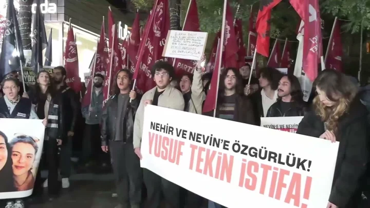 Öğrenciler, Yusuf Tekin’in istifasını ve Nehir ile Nevin’in özgürlüğünü talep eden pankartlarla protesto düzenliyor.