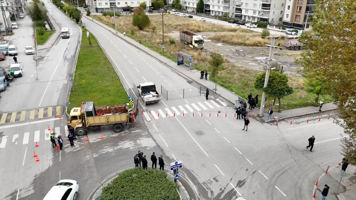 Yunus Emre Caddesi ve çevresindeki yol kavşağının havadan görünümü
