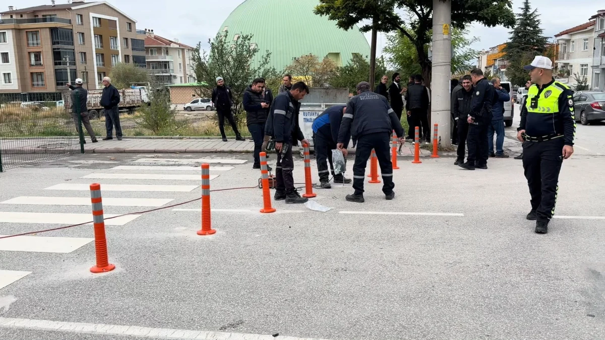 Yol üzerindeki turuncu dubaların yanında inceleme yapan kişiler