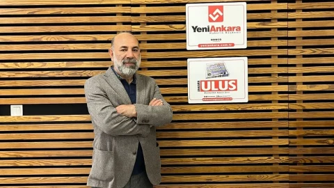 Yunus Erdal Orhan, Yeni Ankara ve Ulus tabelalarının önünde
