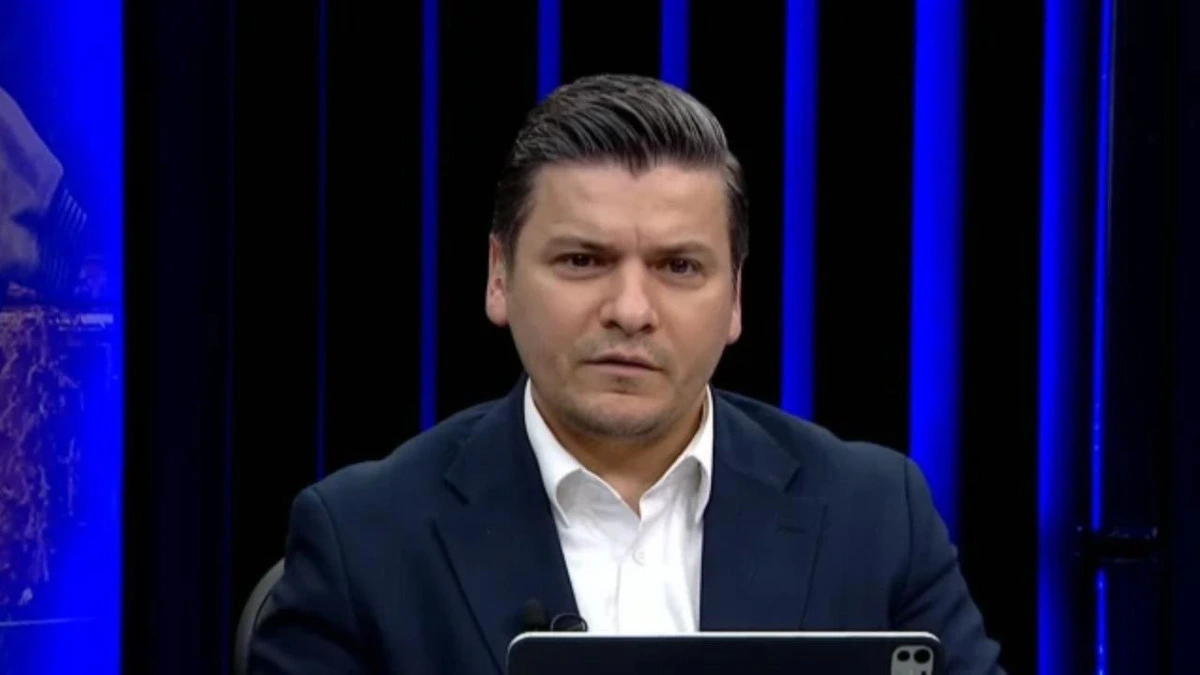 Yusuf Akın, stüdyo ortamında ekran karşısında konuşurken