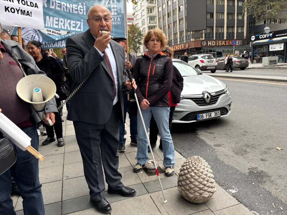 Yusuf Dugan megafonla açıklama yaparken yanında bir katılımcı