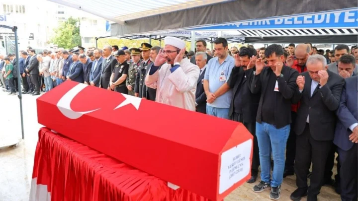 Yusuf Güneş’in Türk bayrağına sarılı tabutu önünde cenaze törenine katılanlar