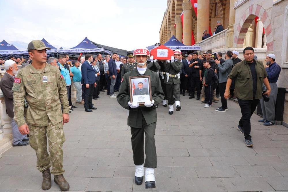 Yusuf Güneş’in fotoğrafını taşıyan asker cenaze töreninde ilerliyor