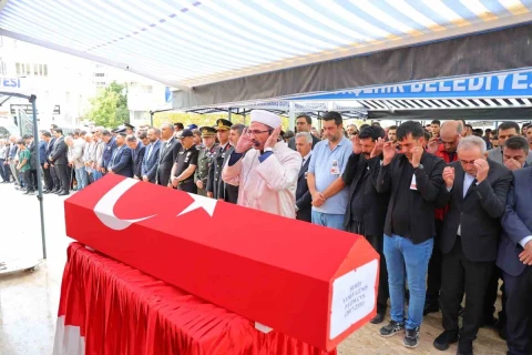 Yusuf Güneş için düzenlenen törende Türk bayrağına sarılı tabutun önünde dua edenler