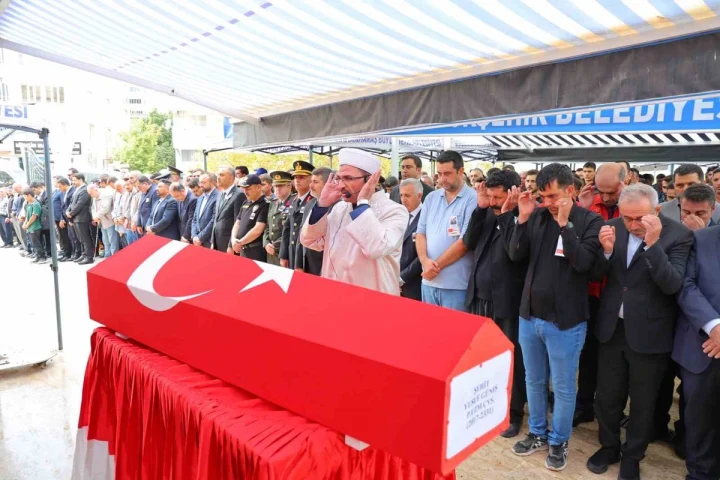 Yusuf Güneş için düzenlenen törende Türk bayrağına sarılı tabutun önünde dua edenler