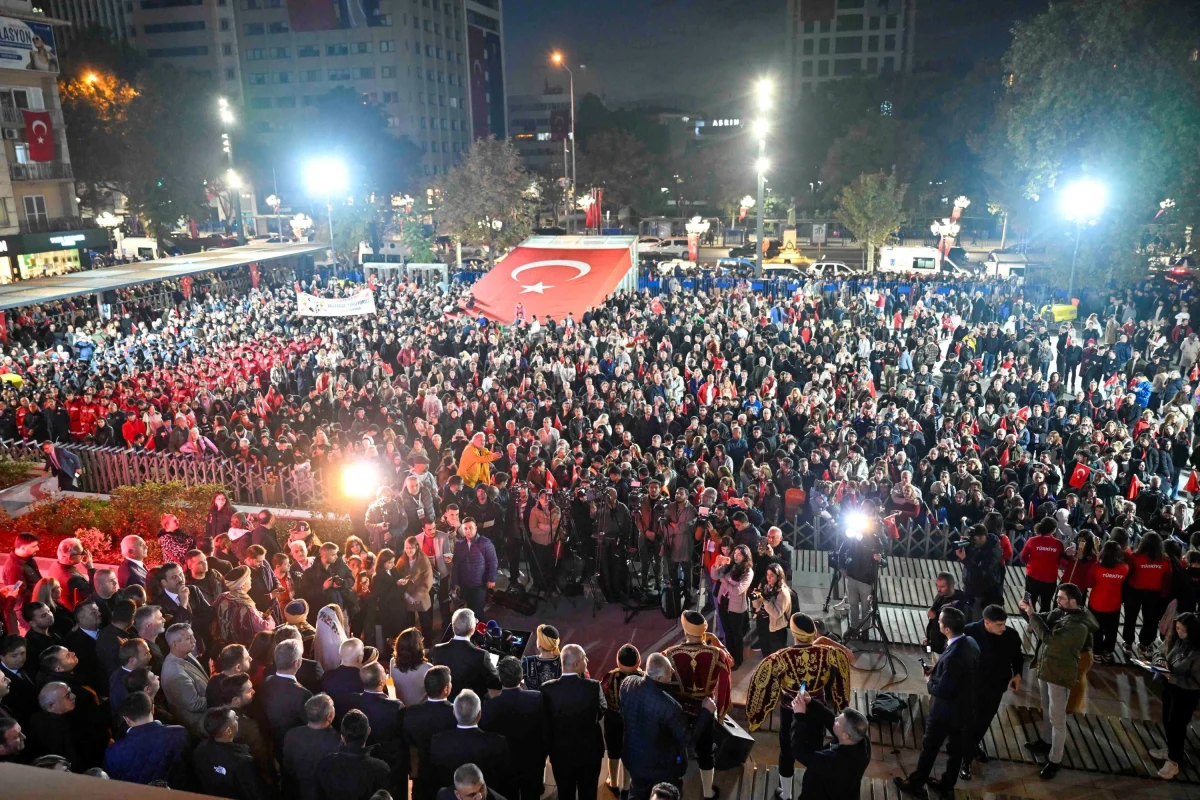 Zafer Meydanı’nda Türk bayraklarıyla toplanan kalabalık