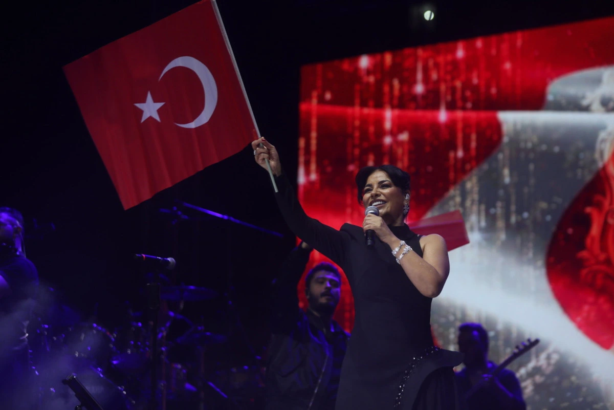 Zara, elinde Türk bayrağıyla Şentepe’deki sahnede şarkı söylüyor