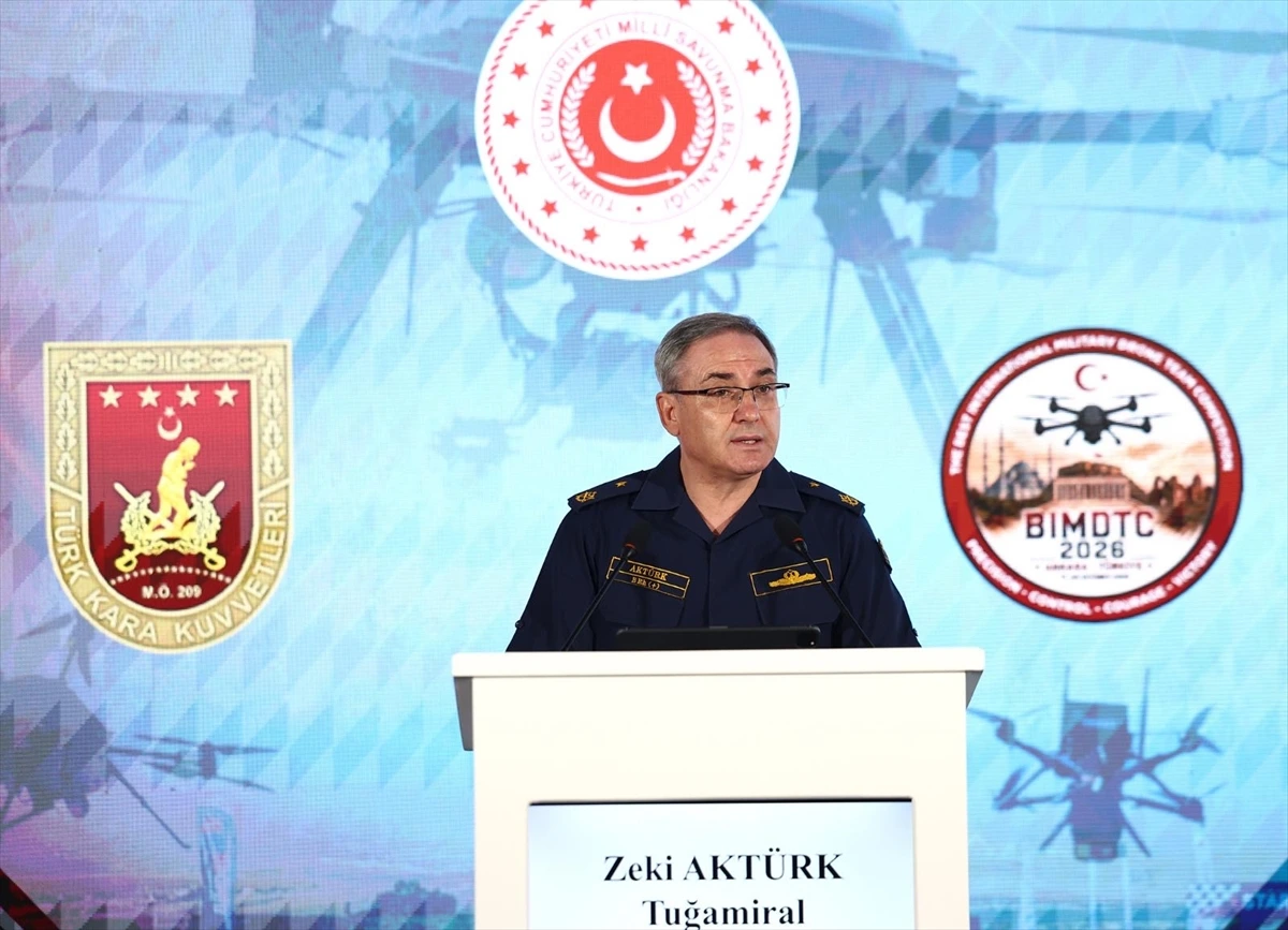 MSB Sözcüsü Tuğamiral Zeki Aktürk, basın bilgilendirme toplantısında konuşuyor
