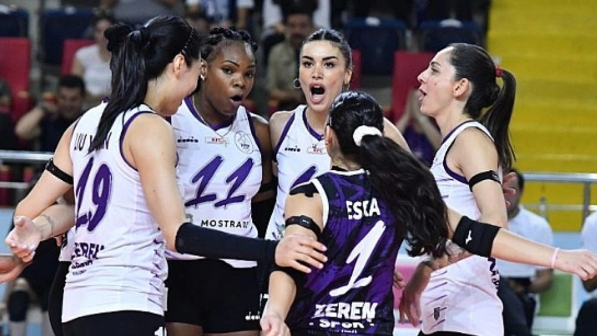 Zerenspor forması giyen voleybolcular maç sırasında bir arada.