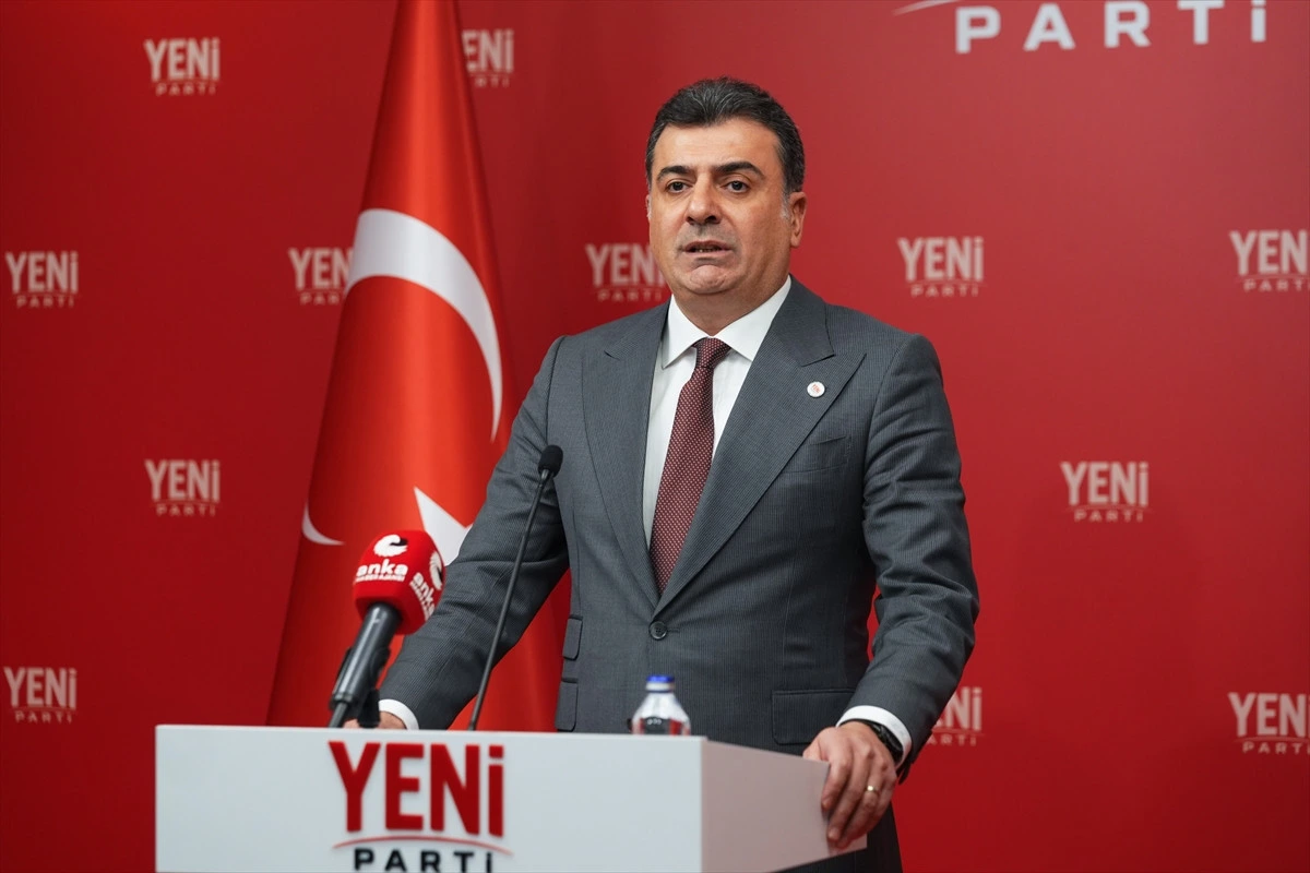 Zeynel Emre basın toplantısında kürsüde