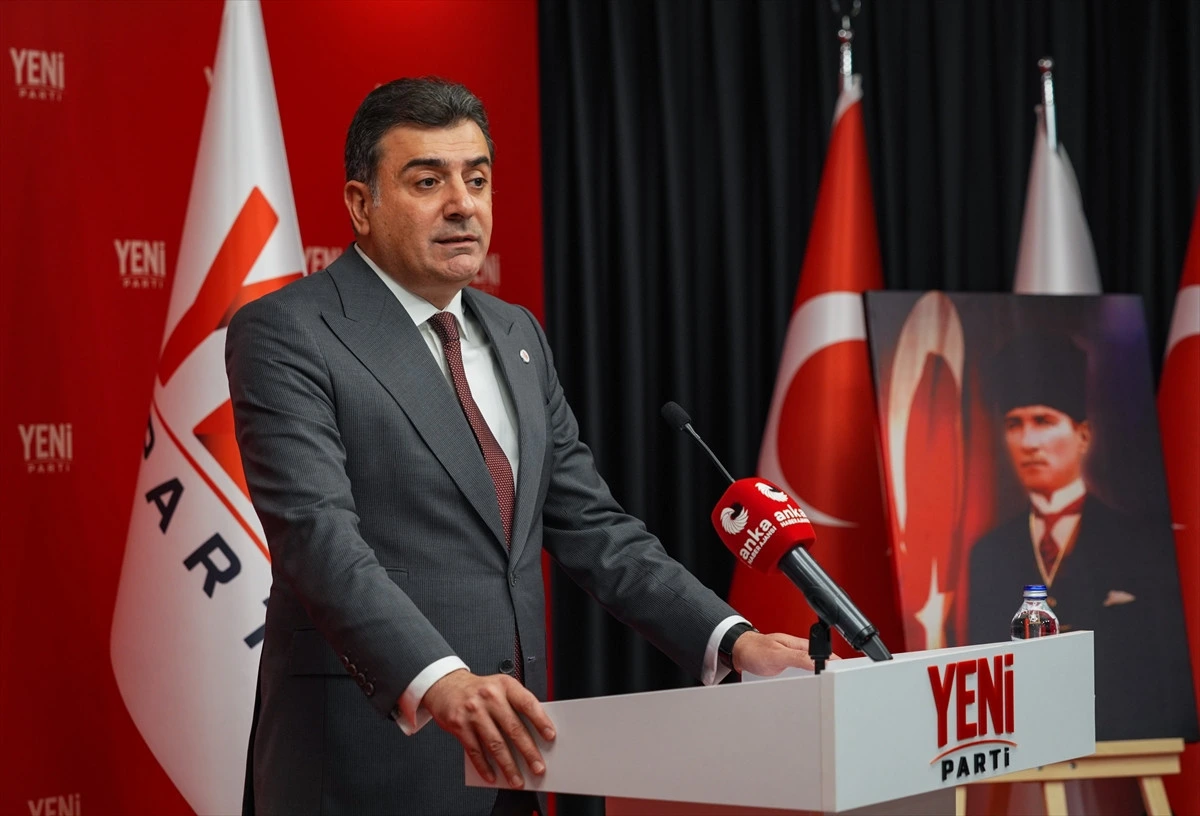 Zeynel Emre Yeni Parti kürsüsünde açıklama yapıyor