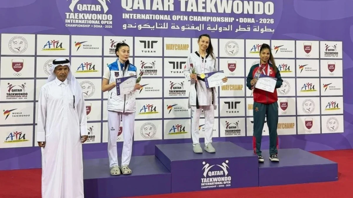 Katar Açık Tekvando Şampiyonası’nda madalya töreninde podyumda yer alan sporcular
