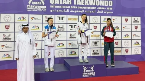 Katar Açık Tekvando Şampiyonası’nda madalya töreninde podyumda yer alan sporcular