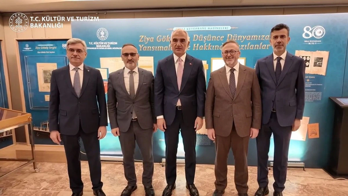 Mehmet Nuri Ersoy ve beraberindekiler sergi panosunun önünde