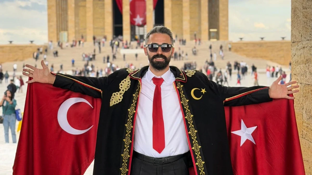 Ziya Pınarbaşı, Türk bayraklarıyla tasarladığı pelerinini Anıtkabir’de sergiliyor.