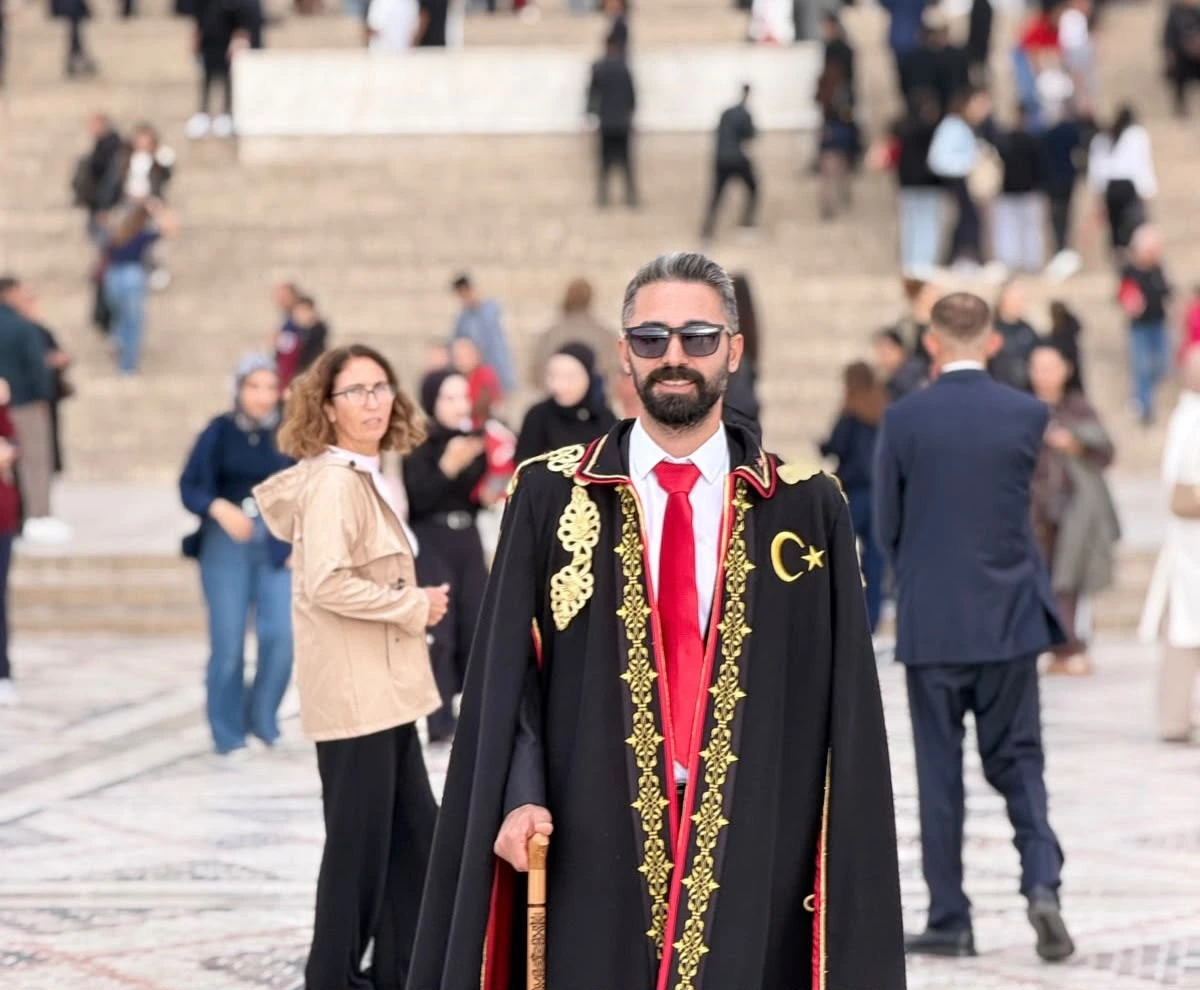Ziya Pınarbaşı, Anıtkabir’de altın işlemeli siyah peleriniyle poz veriyor.