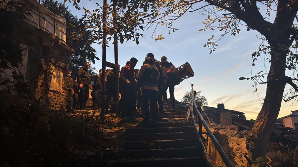 Zonguldak’ta çöken binanın enkazında arama kurtarma ekipleri çalışıyor