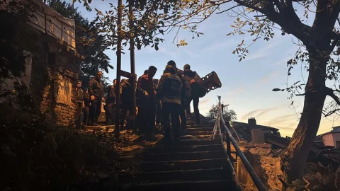Zonguldak’ta çöken binanın enkazında arama kurtarma ekipleri çalışıyor