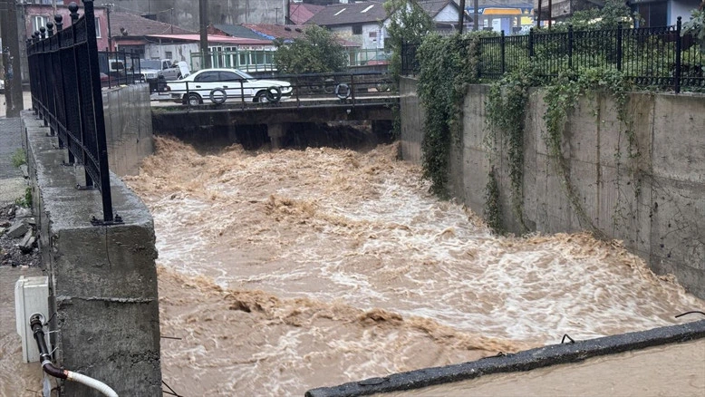 Zonguldak’ta taşkın nedeniyle yükselen derenin görüntüsü
