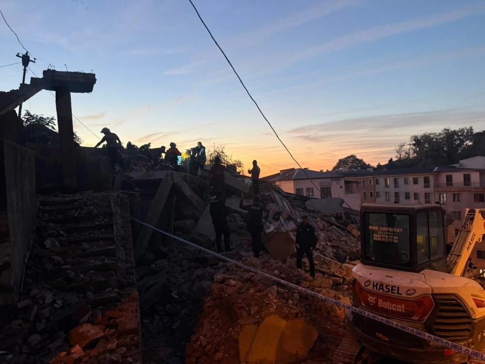 Zonguldak’ta çöken binanın enkazında çalışma yapan ekipler ve iş makinesi