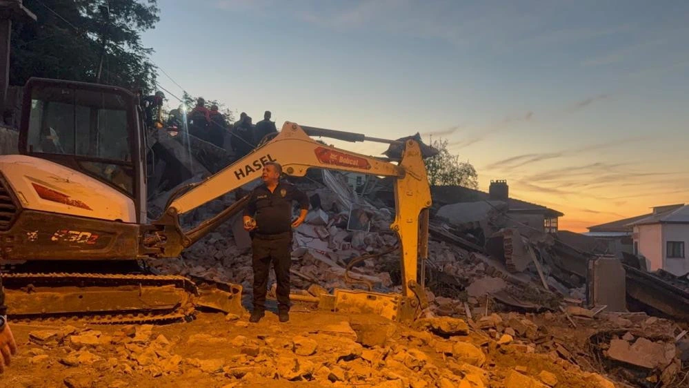 Zonguldak’ta enkaz başında iş makinesi ve arama kurtarma ekipleri