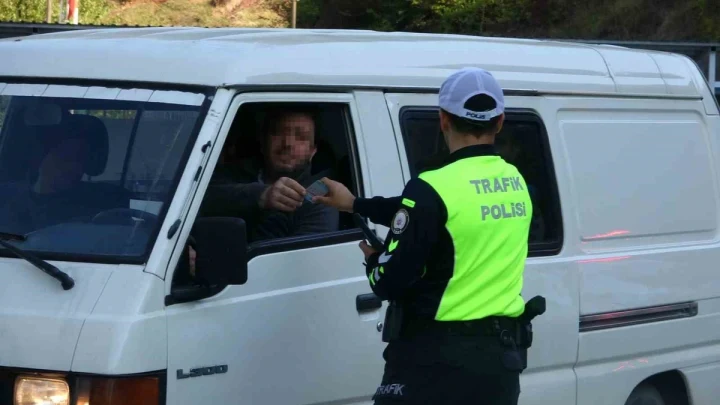 Trafik polisi, Zonguldak’ta denetim sırasında minibüs sürücüsüyle konuşuyor